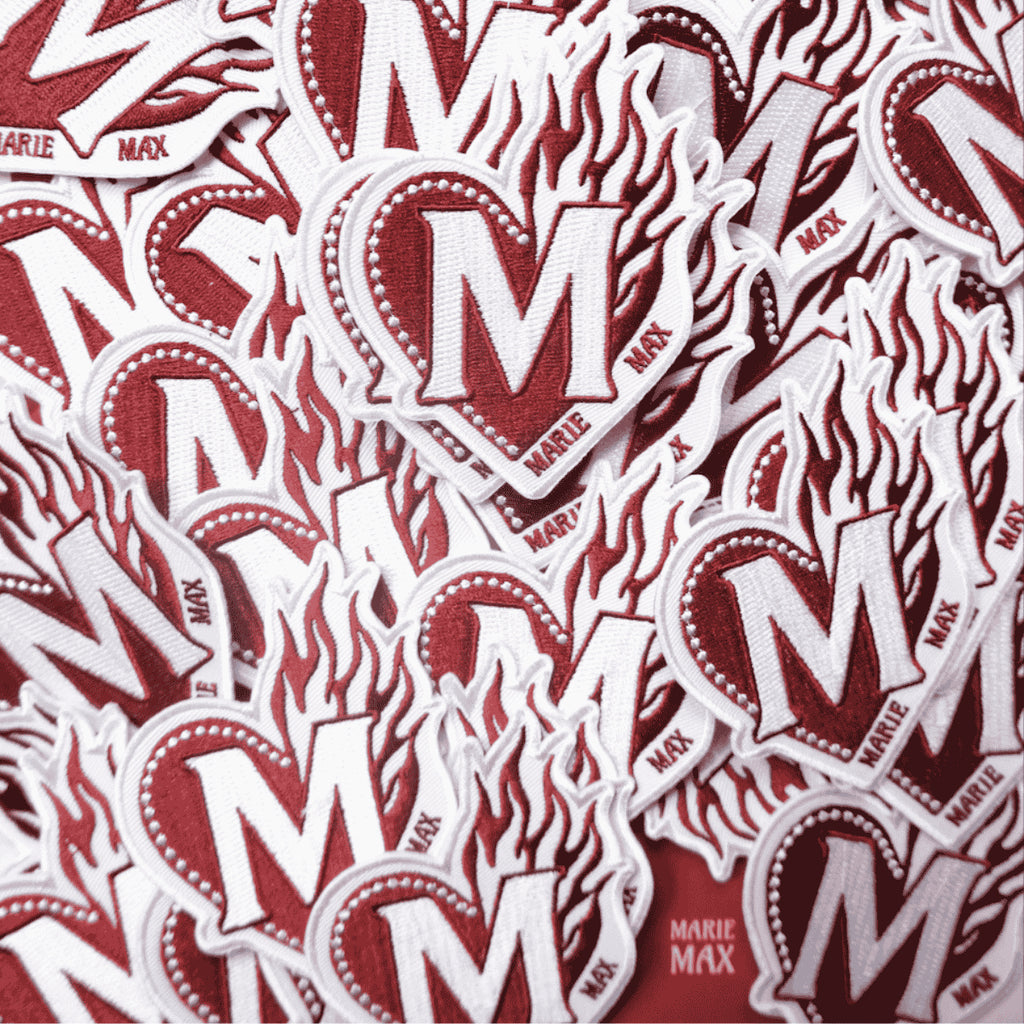 Photo de nombreux patch écussons du logo Marie Max
