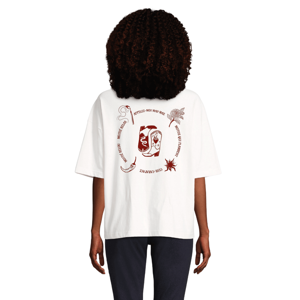 T-shirt Marie Max écru avec illustrations de Solange Stories dans le dos représentant des santiags, un camélia, un piment, un soleil et une allumette mêlées aux paroles de la chanson Mad Max