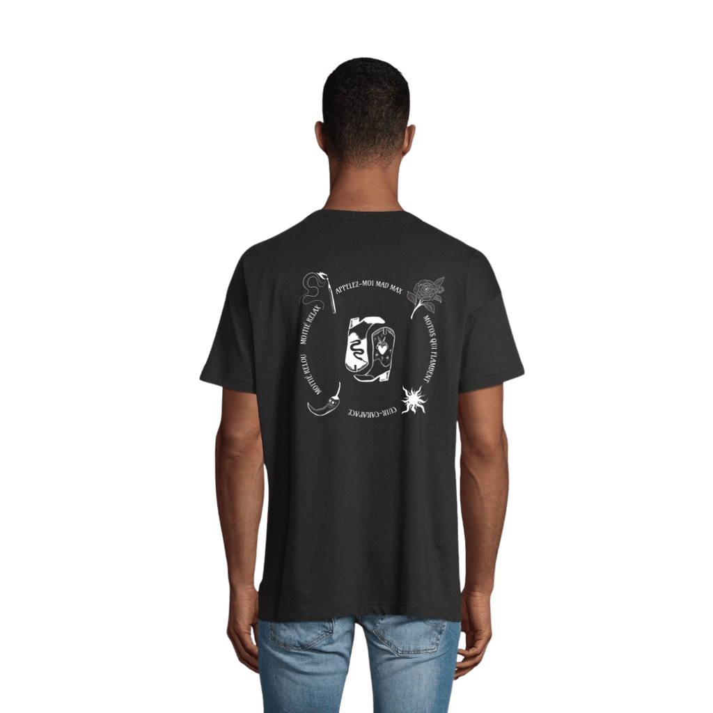 T-shirt Marie Max noir avec illustrations de Solange Stories dans le dos représentant des santiags, un camélia, un piment, un soleil et une allumette mêlées aux paroles de la chanson Mad Max
